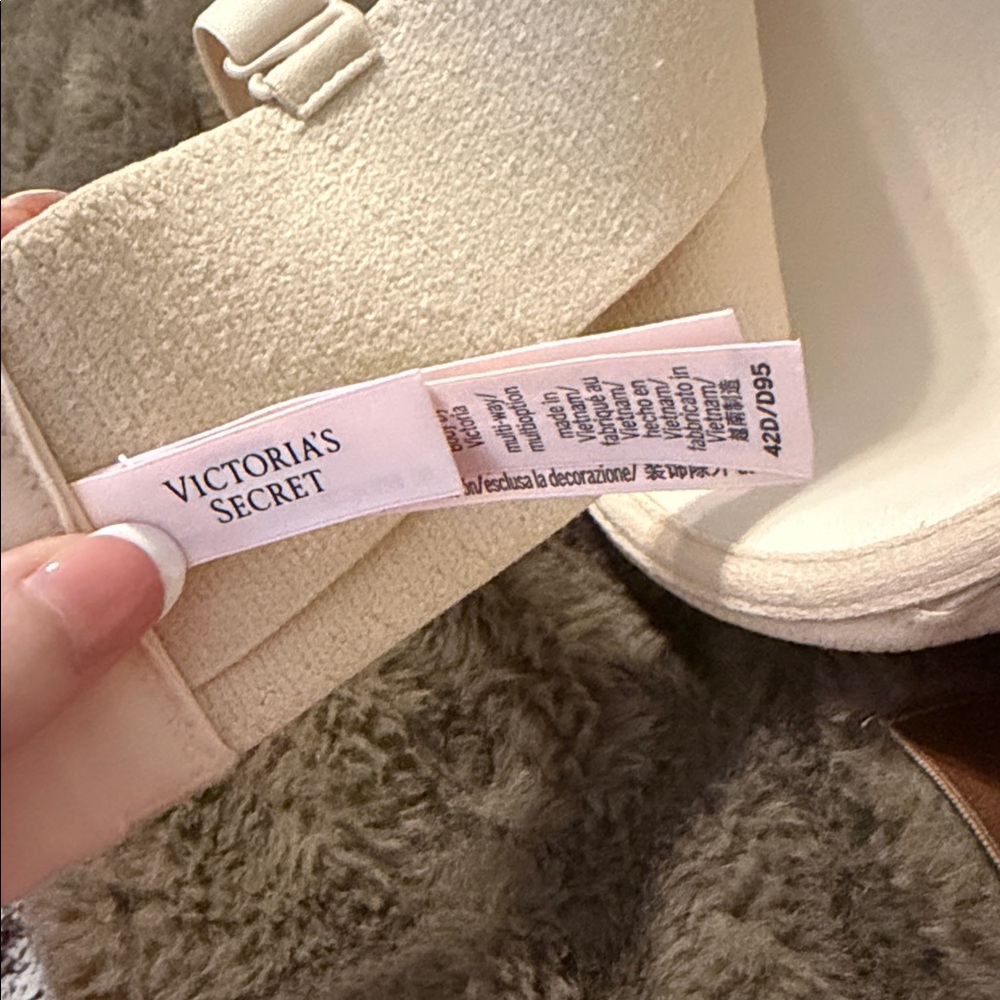Victorias Secret Everyday Smooth Strapless Convertible Bra - Nude 42D - Picture 2 of 3